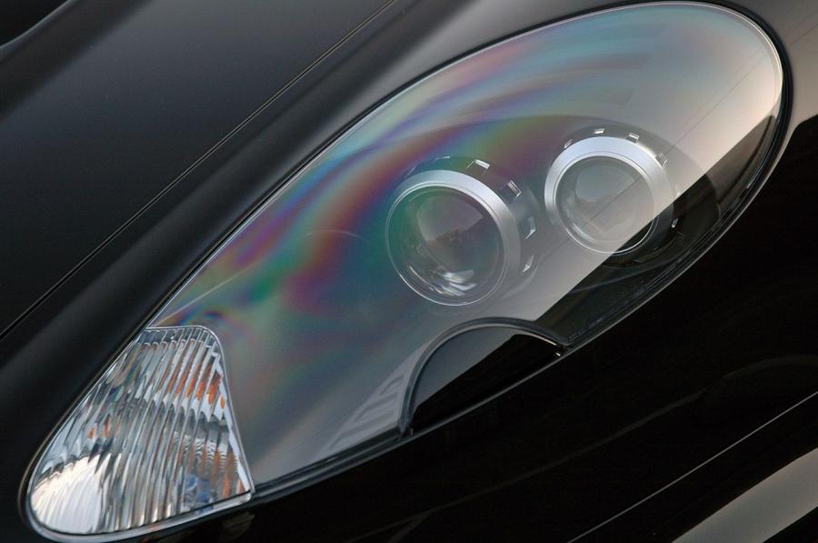 Детали экстерьера Aston Martin DBS Carbon Black Edition 2010 года  (NA) (фото 35 из 35)